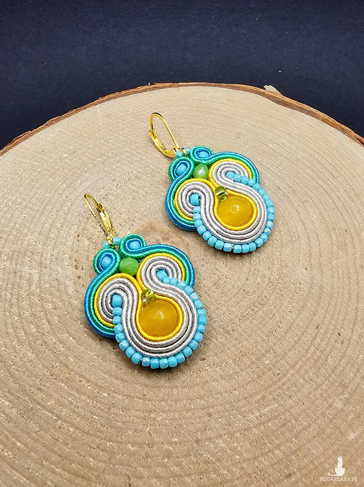 beżowo-kolorowe kolczyki sutasz